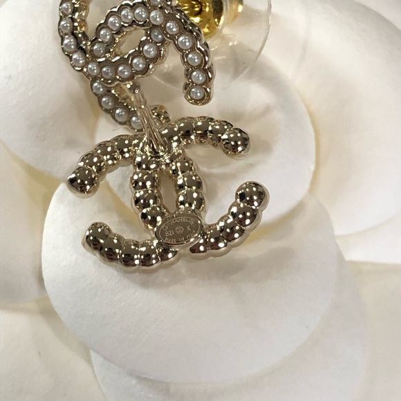 ❌❌SOLD❌❌ Gold and Pearly White Chanel earrings from 21K - Picture 3 of 5